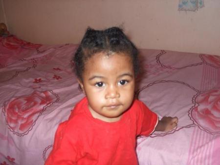 C'est ma fille Jasmine en rouge.Elle ressemble trop à ma mère 